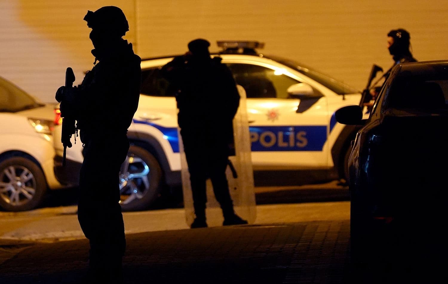 Olay yerine giden polis ekipleri. / Foto: AA