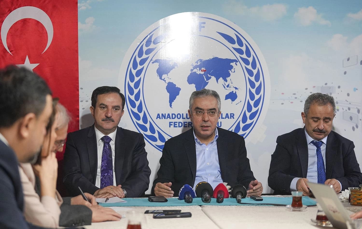 Mehmet Uçum (sağ 2), Anadolu Yayıncılar Federasyonunun "Anadolu Sohbetleri" etkinliğinde medya kuruluşlarının Ankara temsilcileriyle bir araya gelip, sorularını yanıtlamıştı. / Foto: AA