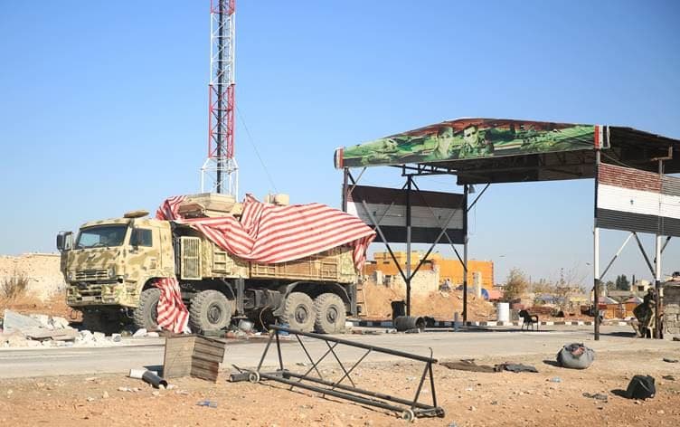Suriye ordusundan silahlı grupların eline geçen bir askeri araç. / Foto: AFP