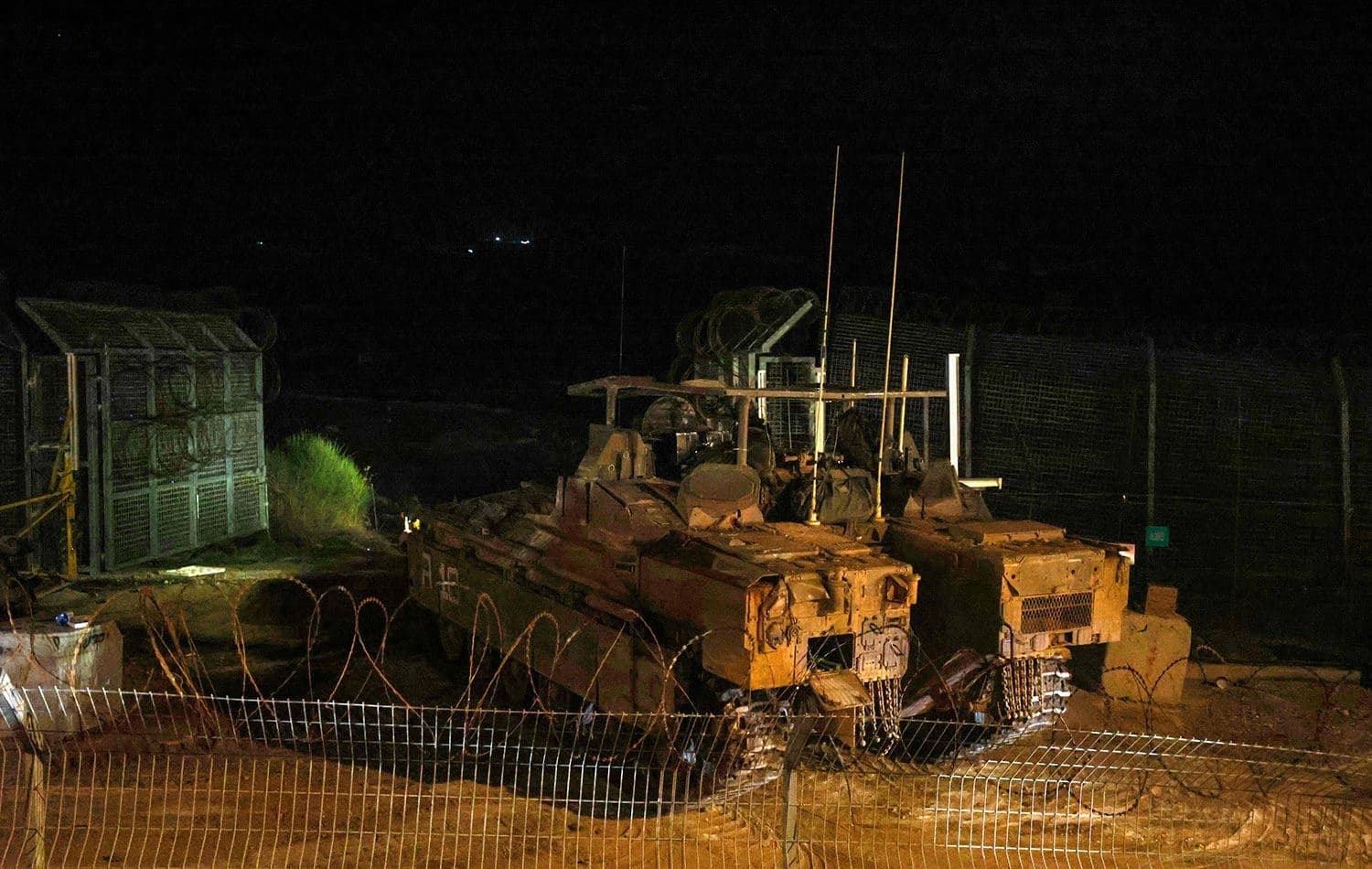 İsrail askeri zırhlı araçları, İsrail'in daha önce ilhak ettiği Golan Tepeleri'ndeki Dürzi köyü Majdal Shams yakınlarındaki çiti aşarak Suriye'ye geçti. / Foto: AFP