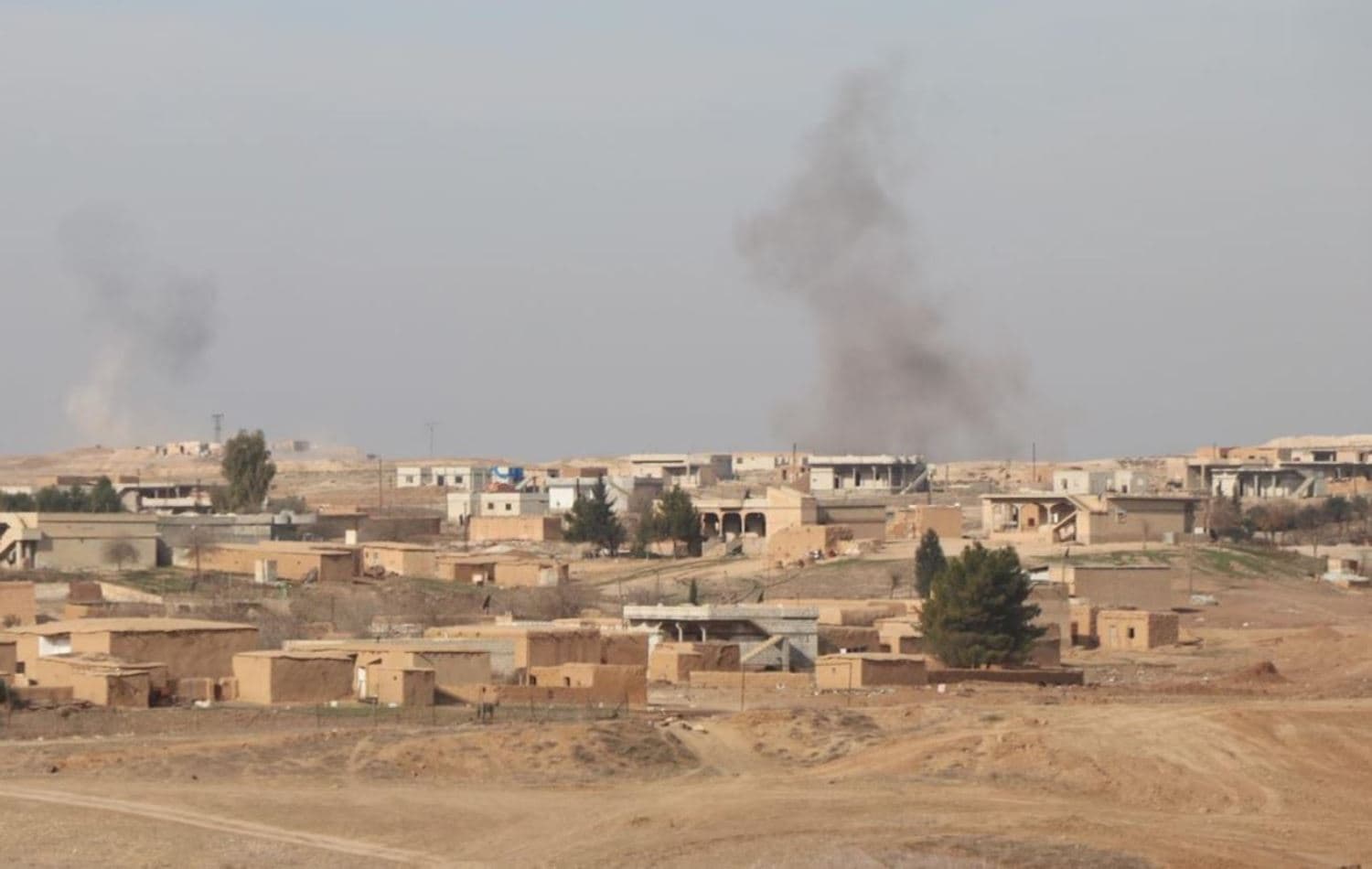 بەرزبوونەوەی دووکەڵ لە گوندی دەردارە لە دەوروبەری تەلتەمر وێنە: ئەرشیڤی نۆرس پرێس