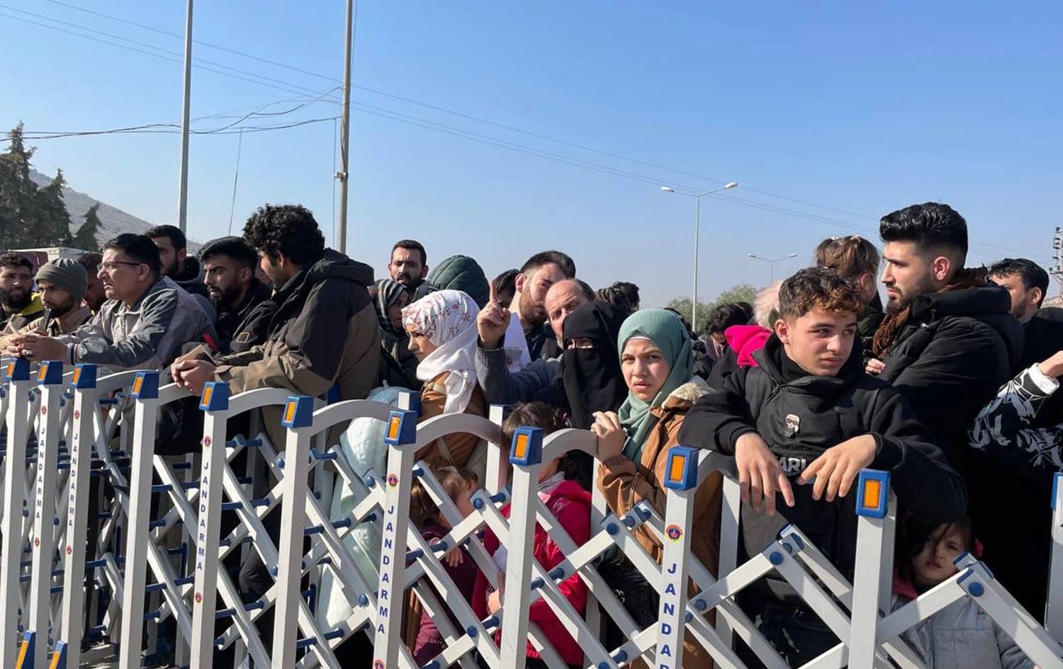 Koçberên ku vedigerin Sûriyeyê /Wêne: Şewket Herkî /Rûdaw