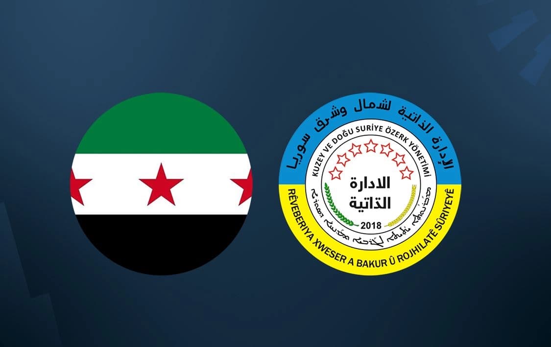 Alaya Sûriyeyê û logoya Rêvebeirya Xweser / Wêne: Rûdaw Grafîk
