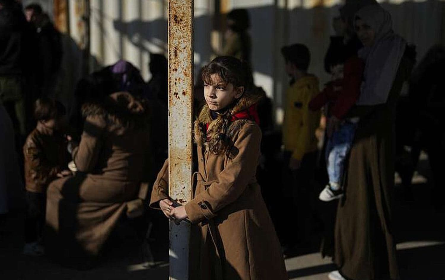  کچە پەنابەرێکی سووریایی لەسەر سنووری تورکیا و وڵاتەکەی وەستاوە دەچێتەوە نێو زێدی خۆی. وێنە: Khalil Hamra- AP