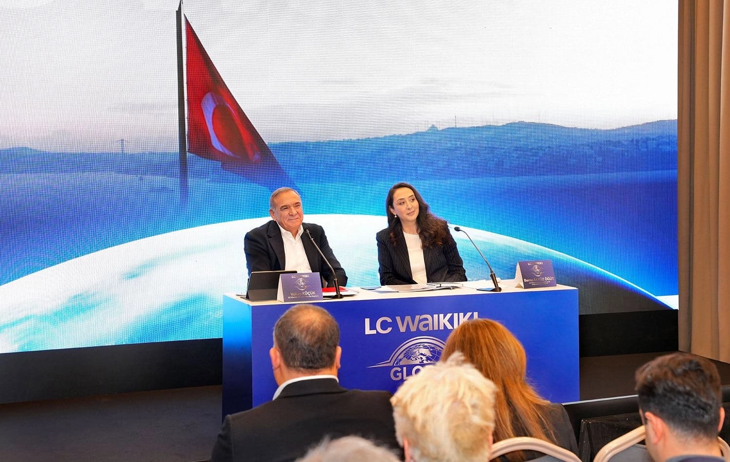 LC Waikiki Yönetim Kurulu Başkanı Vahap Küçük (solda) açıklamalarda bulundu. / Foto: AA