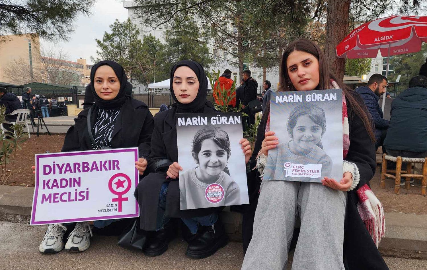 Duruşmanın görüldü Diyarbakır Adliyesi önünde kadın hakları savuncuları Narin Gürhan'ın fotoğrafları ile eylem yaptı. / Foto: Abdulsselam Akıncı / Rûdaw