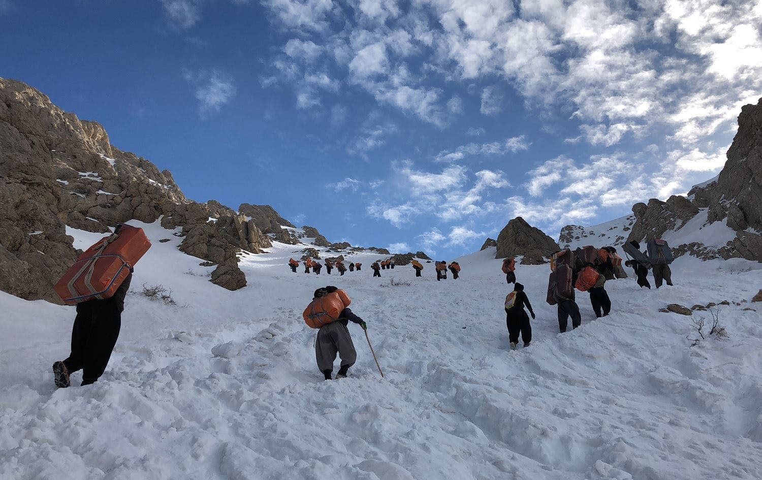 Kolbars carrying goods from the Kurdistan Region back to Iran climb the Tata mountain range on February 2, 2019. Photo: Fazel Hawramy/Rudaw