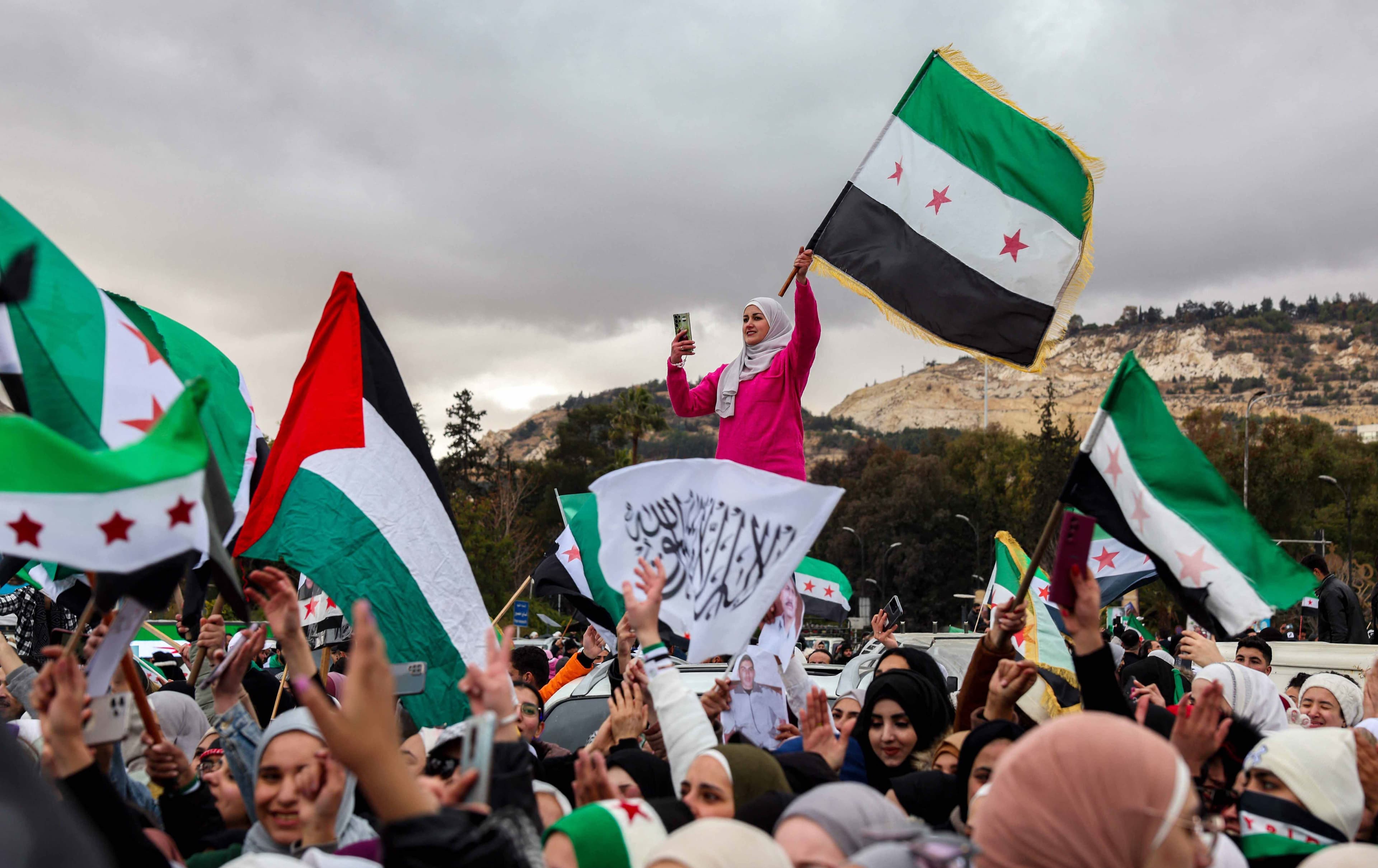 Sûriyeyî piştî ketina Esed şahiyê dikin / Wêne: AFP