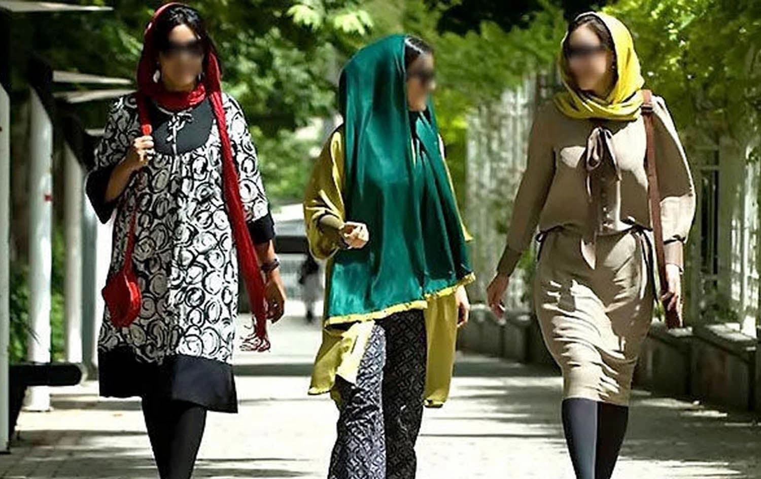 سێ ژن بە شەقامێکی ئێراندا دەڕۆن