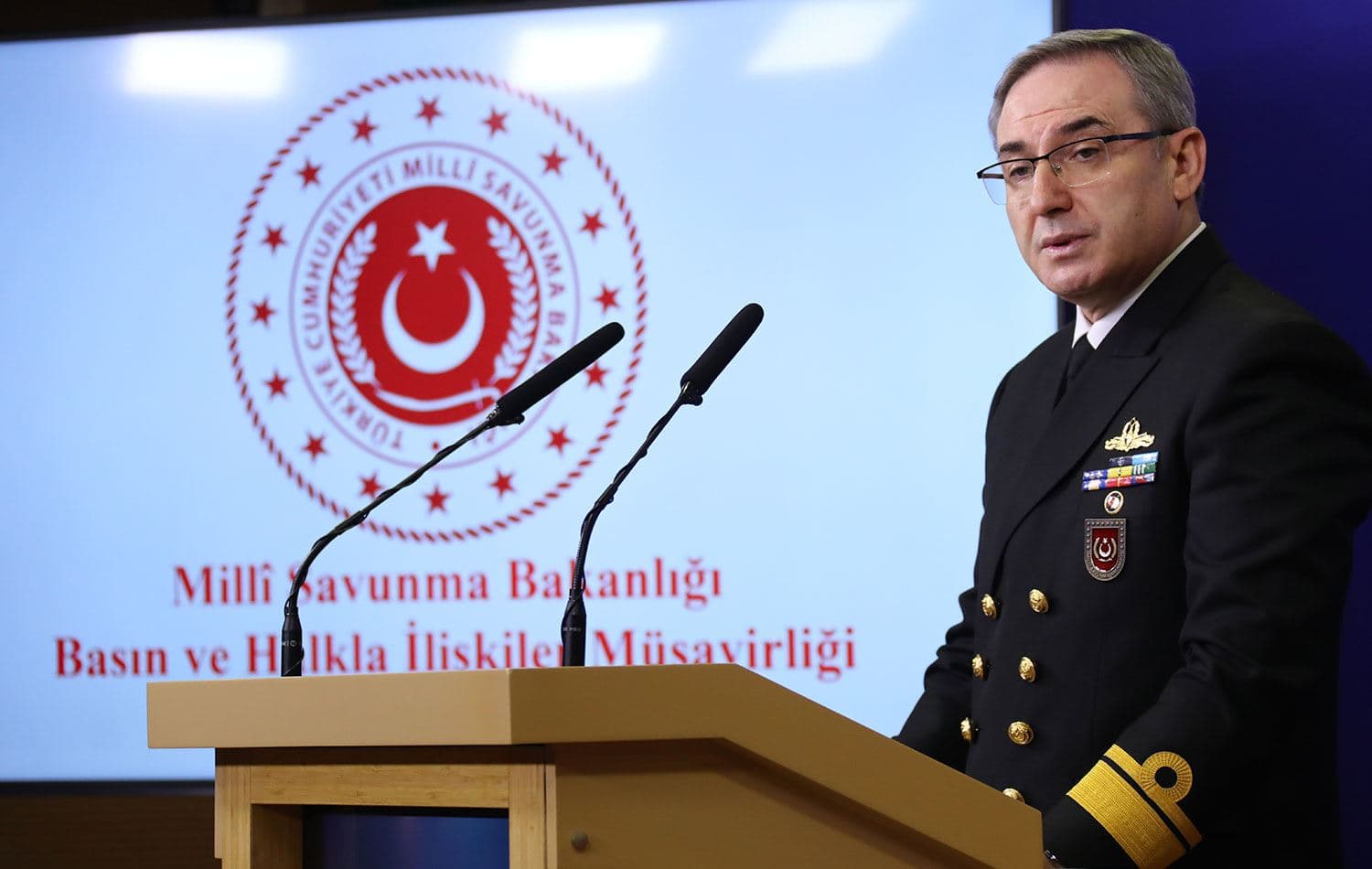 Türkiye Milli Savunma Bakanlığı Basın ve Halkla İlişkiler Müşaviri Tuğamiral Zeki Aktürk, basın bilgilendirme toplantısında açıklamalarda bulundu. / AA