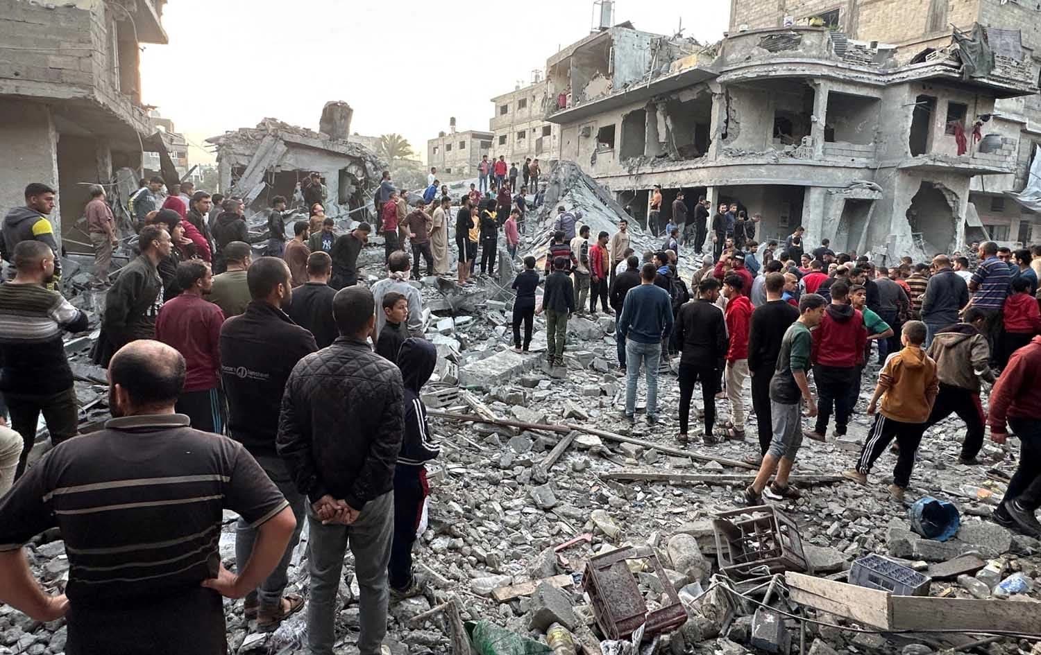 هاووڵاتییانی سڤیل لە جەبالیای باکووری غەززە لە شوێنی بۆردوومانێکی سوپای ئیسرائیل کۆبوونەتەوە. وێنە: Reuters