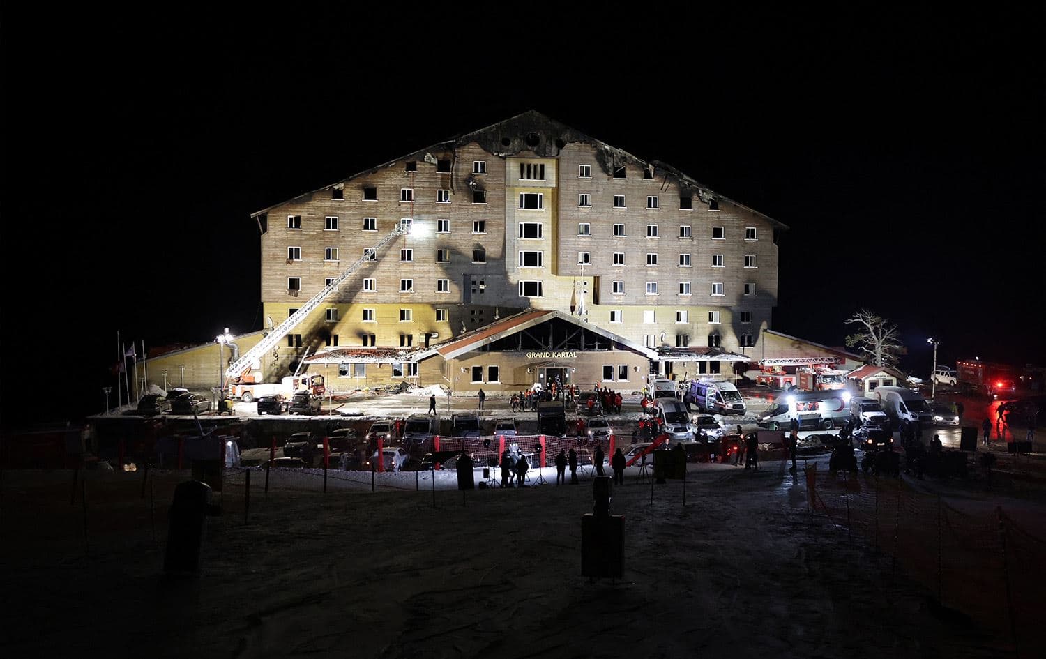 Search and rescue teams work at the site of a fire that broke out in a hotel in the Kartalkaya Ski Resort in Bolu, northwestern Turkey, on January 21, 2025. Photo: Adem Altan/AFP