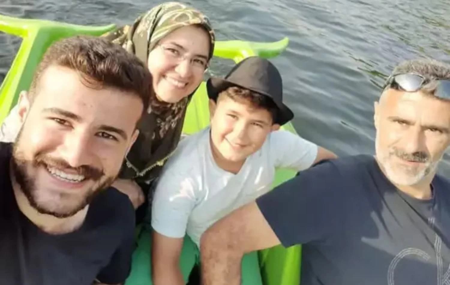عەلی تونجە لەگەڵ دایک و باوک و برا بچووکەکەی، وێنەکە لە میدیای تورکیا بڵاوکراوەتەوە 