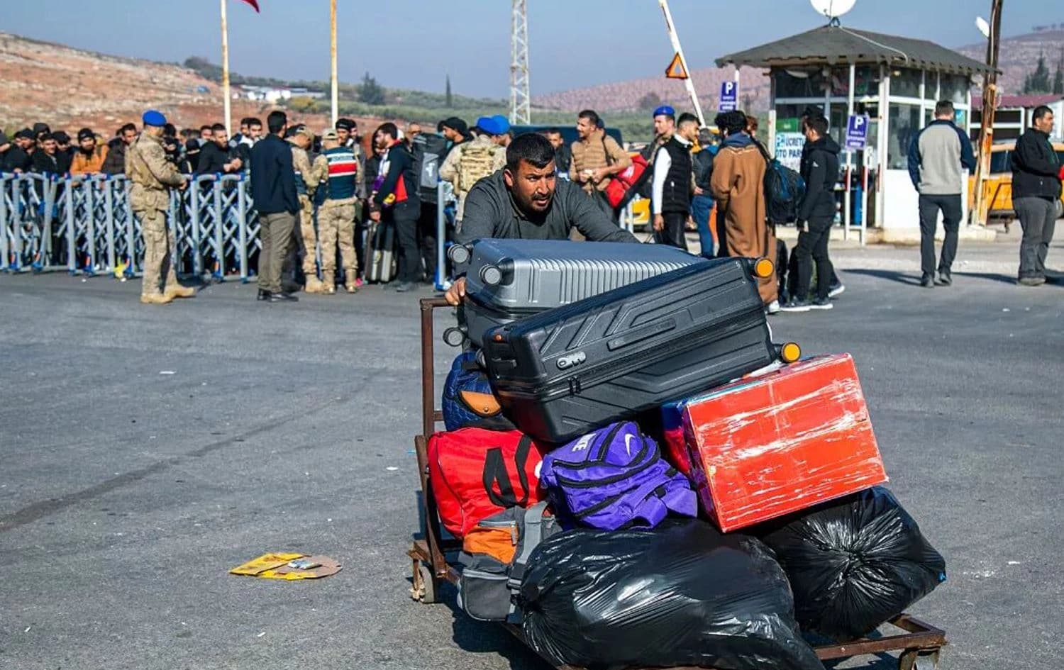  پەنابەرێکی سووریایی لە تورکیاوە دەگەڕێتەوە وڵاتەکەی. وێنە: AP