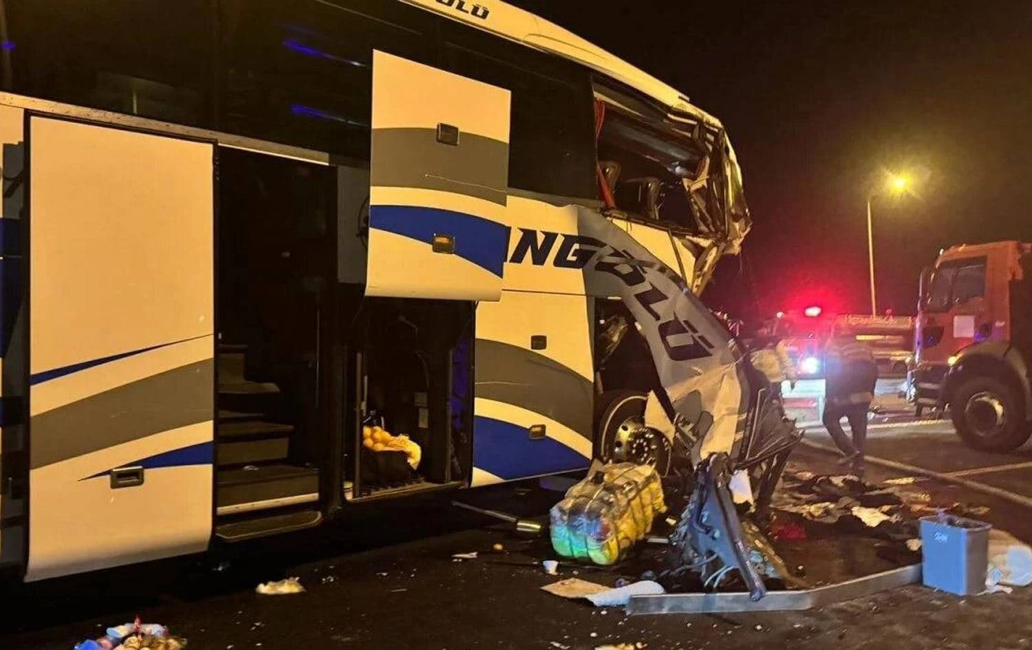 رووداوەکە لەنێوان پاسێک، بارهەڵگرێک و ئۆتۆمبێلێکی تایبەت روویداوە.