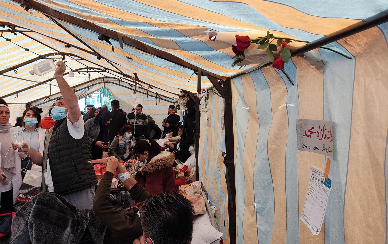A medical professional setting up an IV bottle in a Sulaimani tent hosting protesting teachers on a hunger strike on February 2, 2025. Photo: Didar Abdalrahman/Rudaw