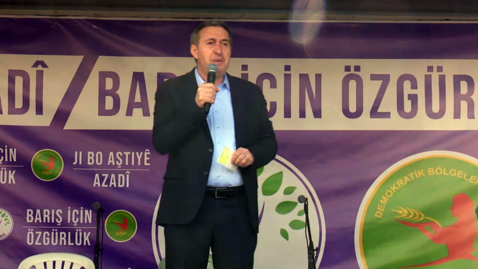  تونجەر باکرهان، هاوسەرۆکی دەم پارتی لە ئامەد، لەکاتی پێشکێشکردنی گوتارەکەی 