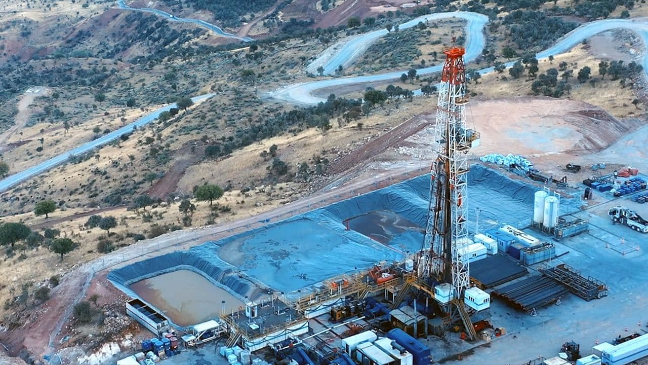 وێنەی کێڵگەیەکی بەرهەمهێنانی نەوت لە شرنەخ؛ AA