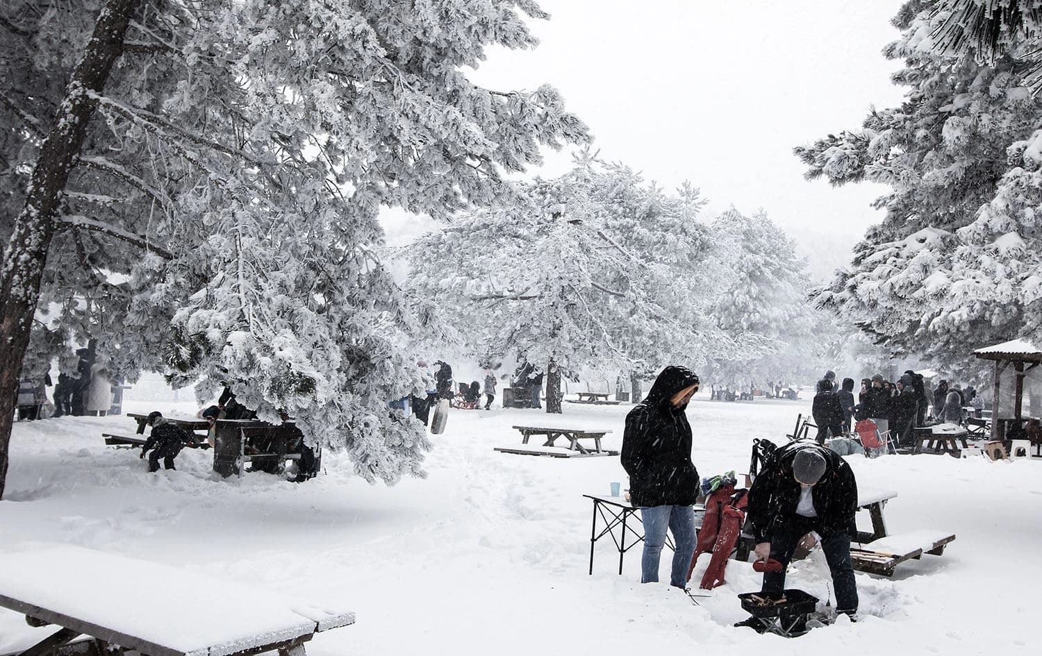Kar yağışı sonrası insanlar Foto: AA / Kütahya
