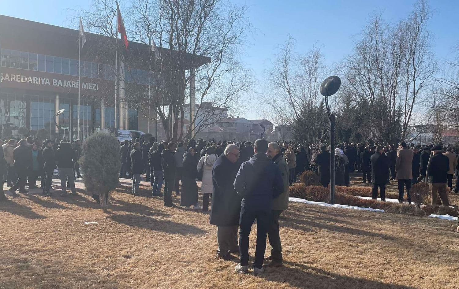 Piştî ku cezayê girtgîhe li Zeydan hat birîn xelk li ber avahiya Şaredariya Bajarê Mezin a Wanê kom bû / Wêne: Rûdaw