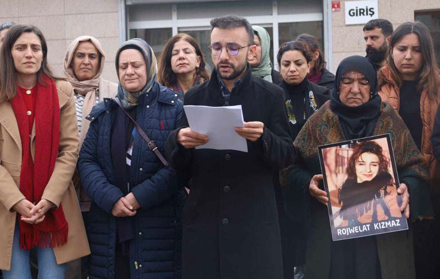 Ailesi Rojwelat'ın sudan çıkarıldığı saatte 11.30'da Batman Adliyesi kapısında bir basın açıklaması yaptı.
