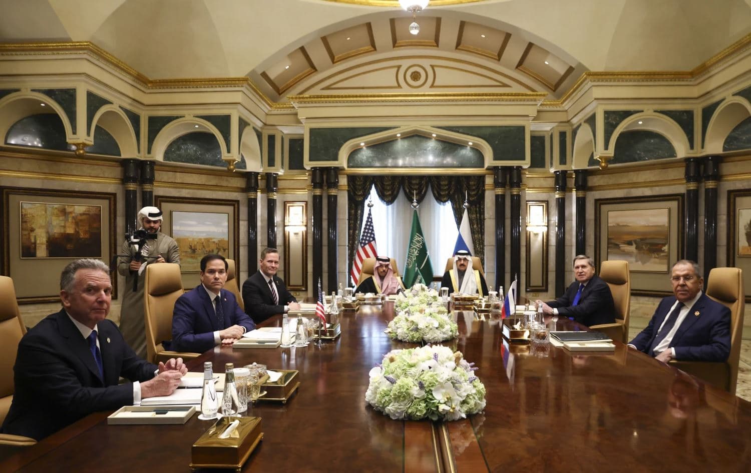 Top delegations from the US (left) and Russia (right) with Saudi Arabian mediators (center), meeting in Riyadh on February 18, 2025. Photo: AP