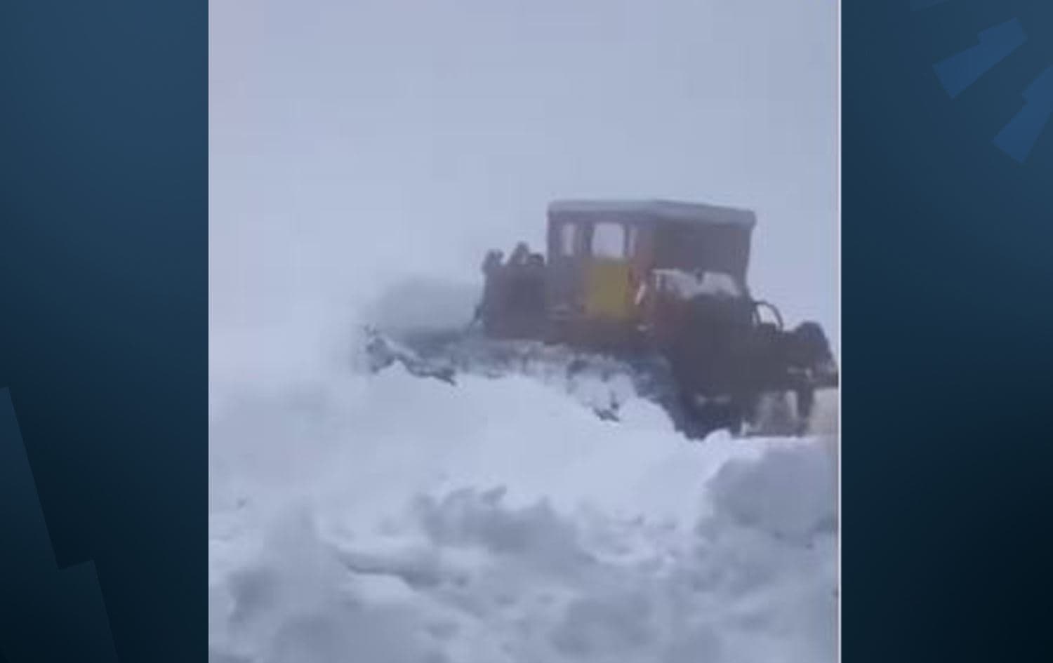 بەهۆی زۆری بەفرەوە، بە بلدۆزەر رێگەکە پاکدەکرێتەوە.