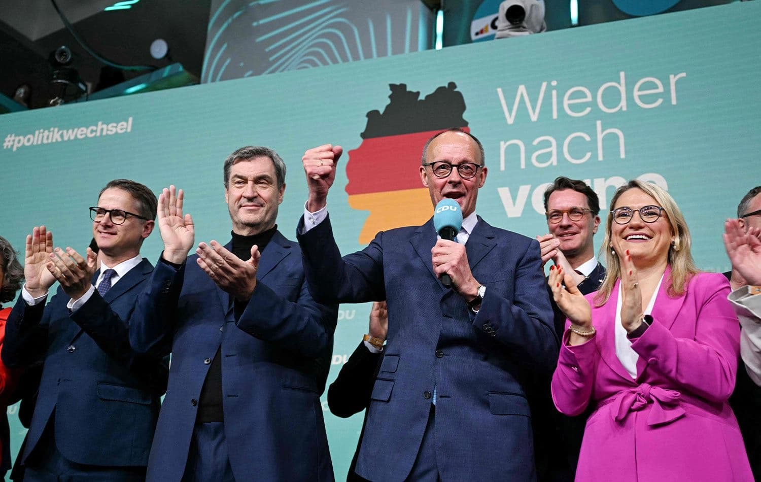 Almanya'nın muhafazakar Hristiyan Demokrat Birliği (CDU) lideri ve partisinin başbakan adayı Friedrich Merz (sağda) seçim sonrası konuşurken / Foto:  Ina  Fassbender / AFP