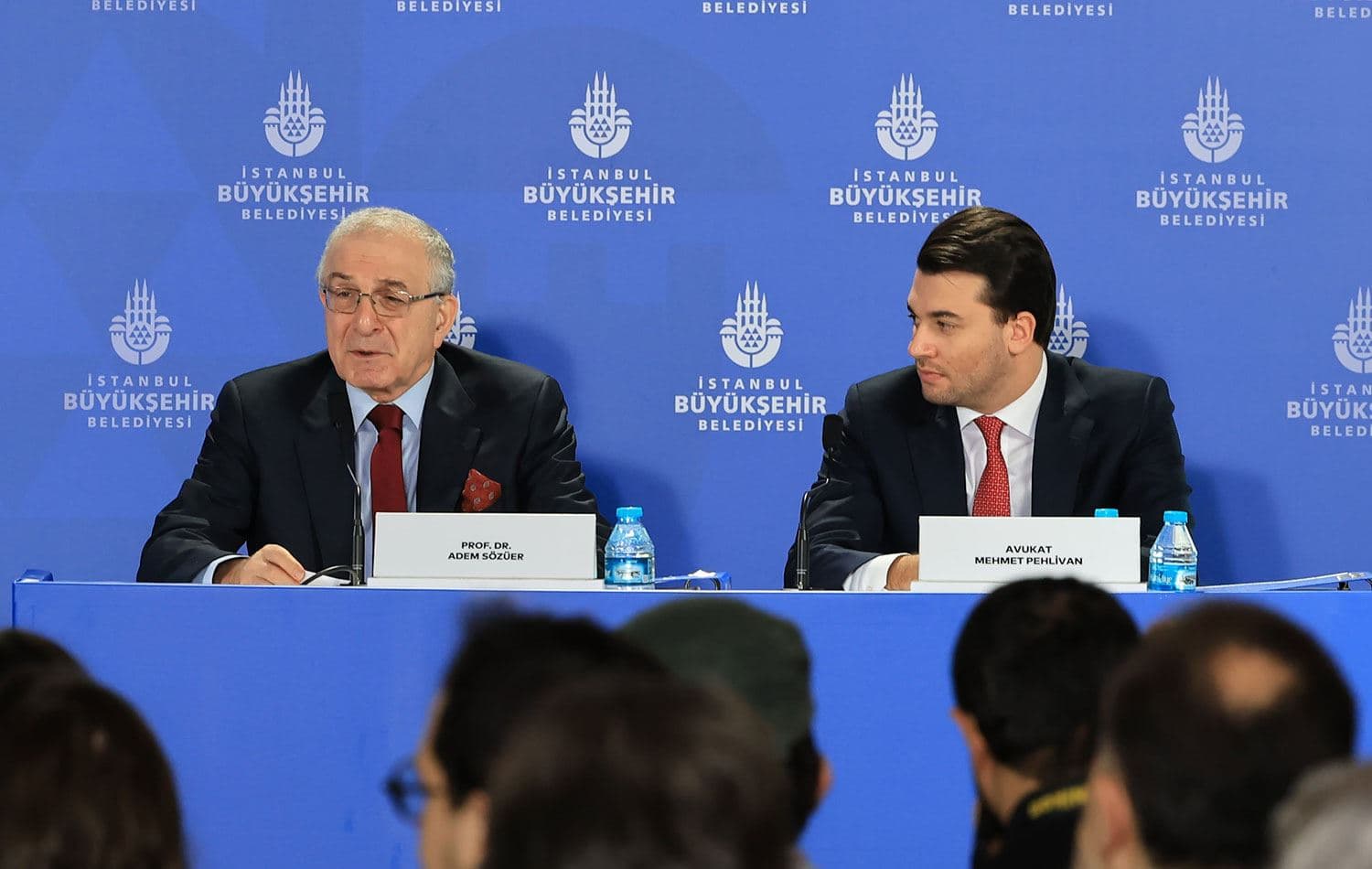 Prof. Dr. Adem Sözüer (solda) ve İmamoğlu’nun avukatı Mehmet Pehlivan, basın toplantısı düzenledi. / Foto: ANKA