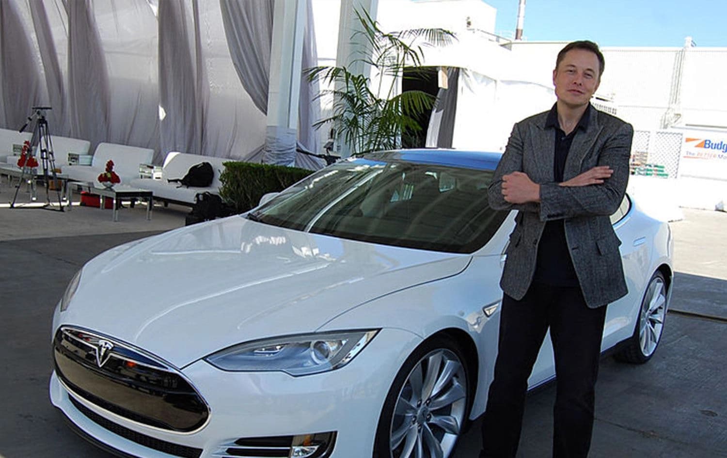 Musk'a kızgınlık, Tesla satışlarını yarı yarıya düşürdü 