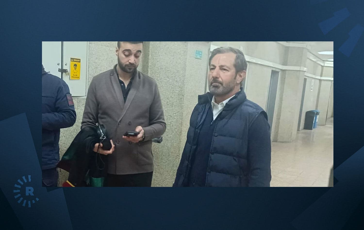 Serhan Asker (sağda) yakalama kararı nedeniyle avukatı ile Ankara Adliyesi’ne gitti. / Foto: Halk TV