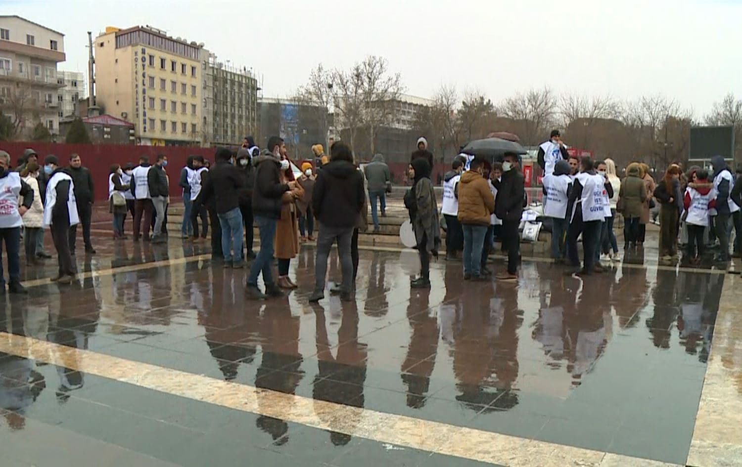 وێنەیەکی ئەرشیڤیی کاتی مانگرتنێکی کارمەندانی تەندروستیی ئامەد