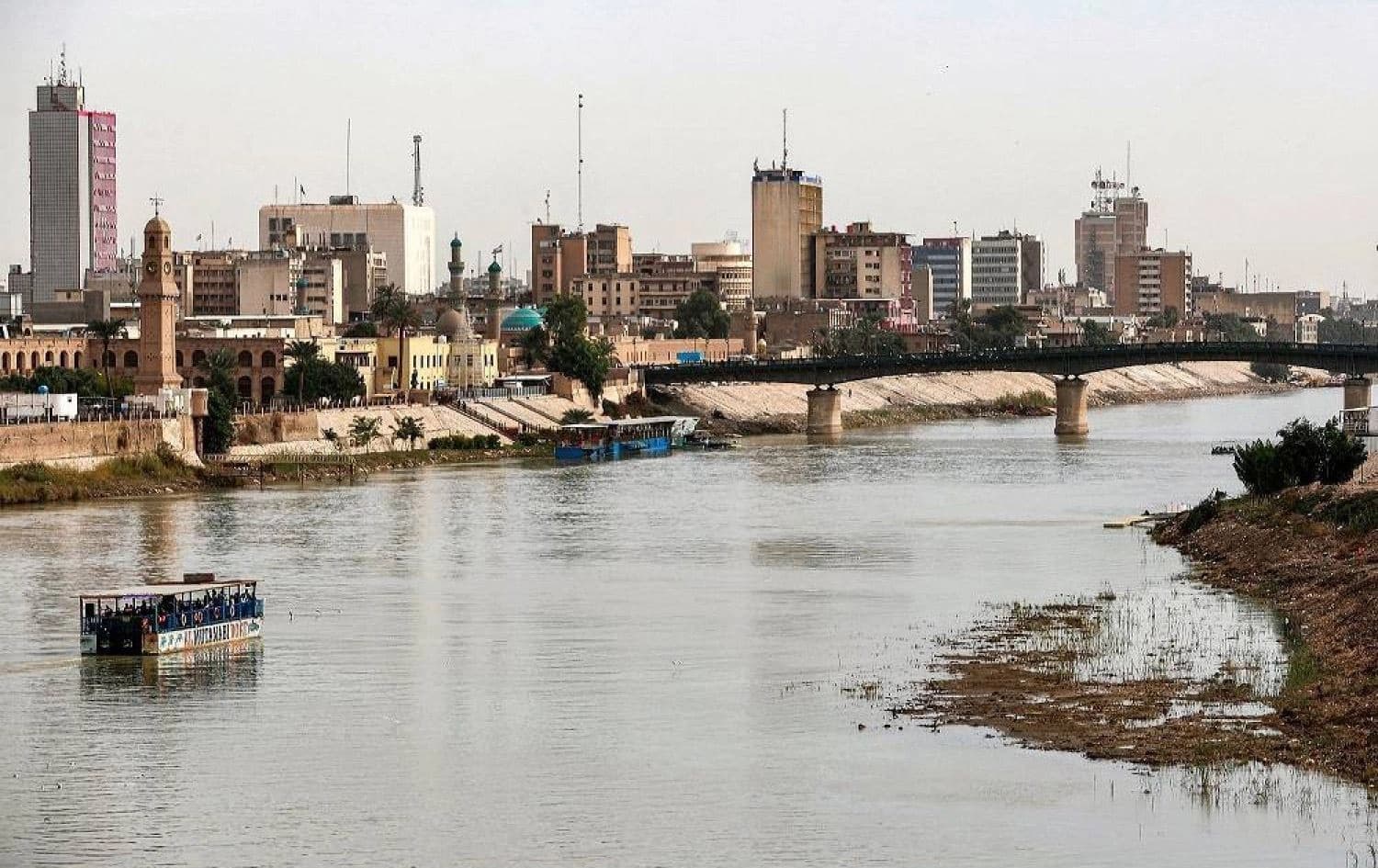 A boat cruises along the Tigris river in the center of Baghdad on December 24, 2023. Photo: AFP