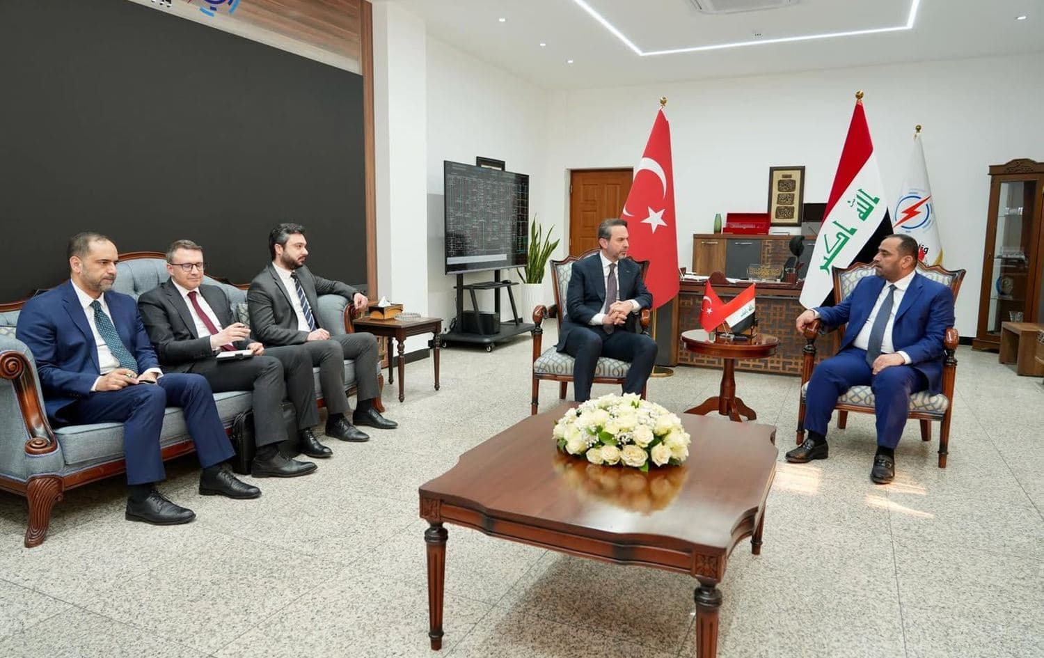 کۆبوونەوەی ئاڵپئارسڵان بایراکتار لەگەڵ وەزیری کارەبارى عێراق 