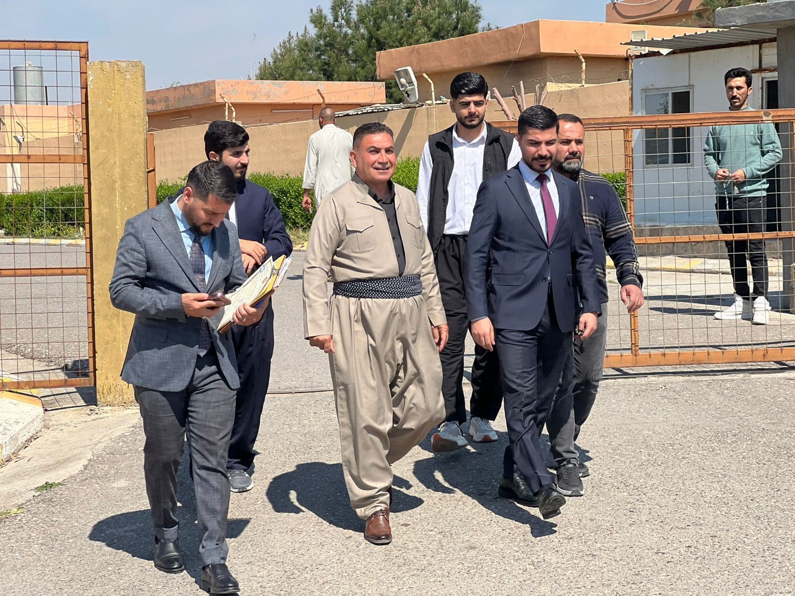 جووتیارە کوردەکە بە جلوبەرگی کوردییەوە دوای دەرچوونی لە دادگە، وێنە: هەردی محەممەد: رووداو 