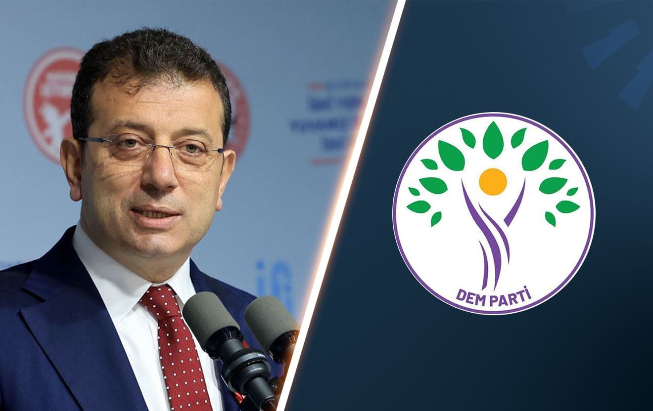 ئەکرەم ئیمامئۆغڵو، سەرۆکی گەرەشارەوانی ئیستەنبووڵ لەگەڵ لۆگۆی دەم پارتی.