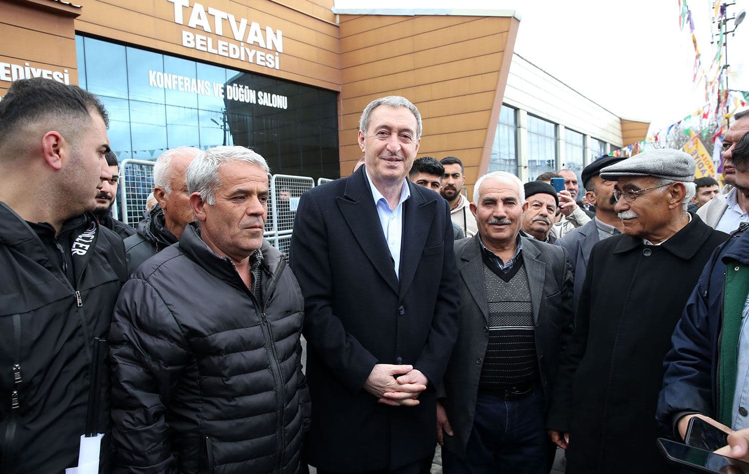DEM Parti Bitlis İl Başkanlığınca, Tatvan'daki fuar alanında Newroz programı düzenlendi. Programa DEM Parti Eş Genel Başkanı Tuncer Bakırhan da katıldı. / Foto: AA