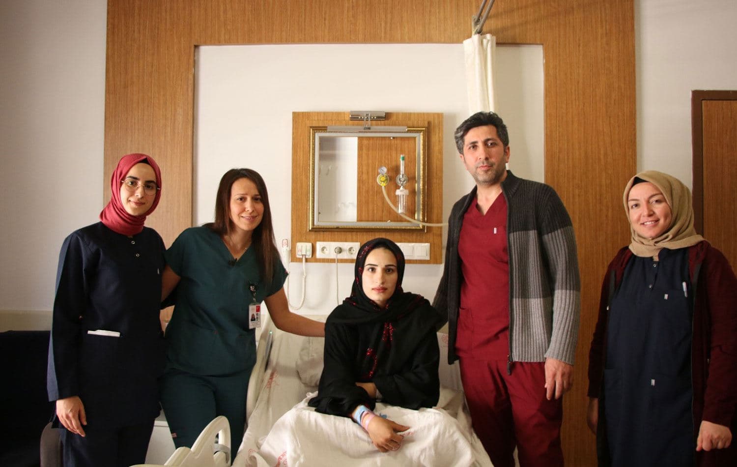 Urfa'da iki erkek çocuk sahibi Ahmet ve Şemse Felhan çiftinin beşiz bebekleri dünyaya geldi. Kadın Hastalıkları ve Doğum Uzmanı Doç. Dr. Derya Uyan Hendem (sol 2) ve anne Şemse Felhan (ortada) açıklamada bulundu. / Foto: AA