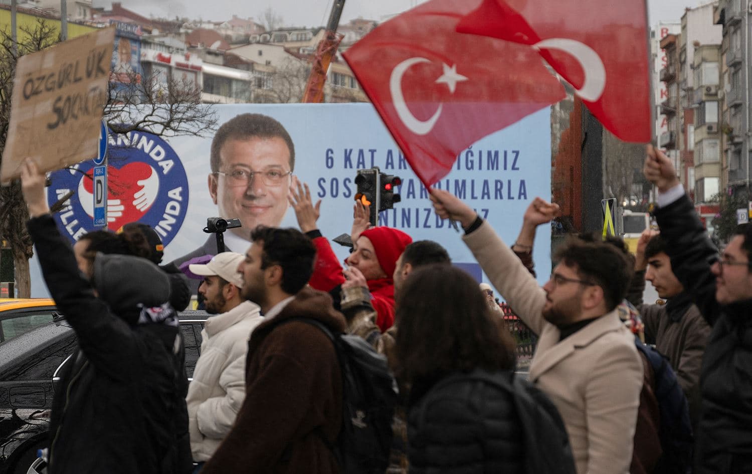 University student wave Turkish national flags as they gather in protest in Besiktas district in Istanbul on March 20, 2025 following Istanbul metropolitan Mayor Ekrem Imamoglu's detention over a corruption probe. Photo: Ozan Kose/AFP