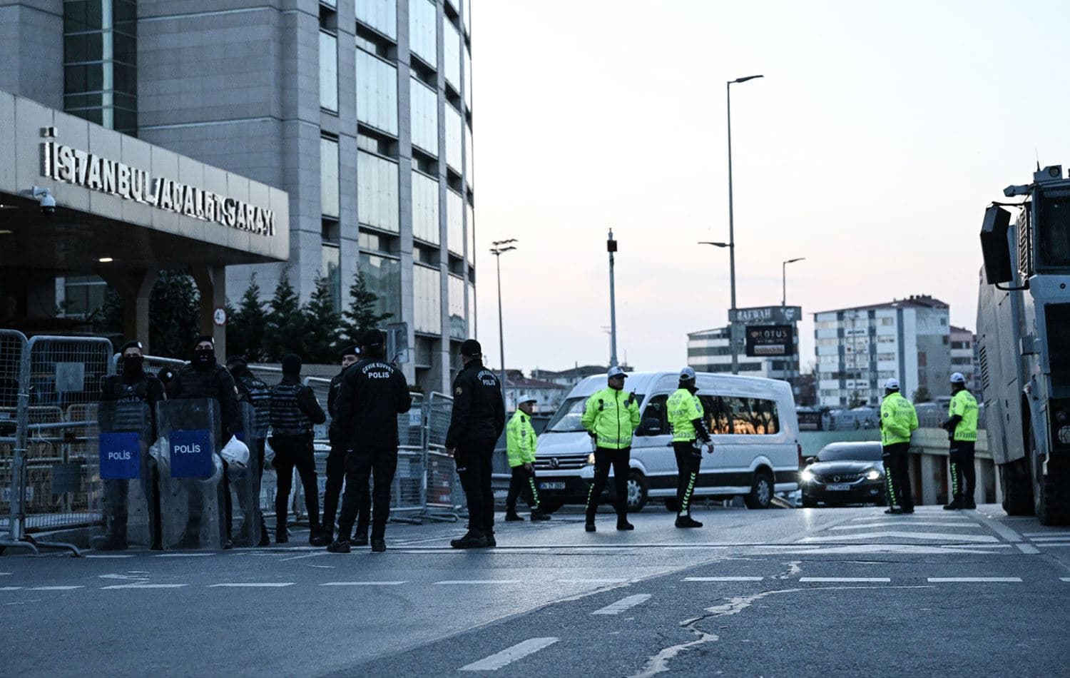 gözaltına alınanlar adliye sevk edilmişti. / AA