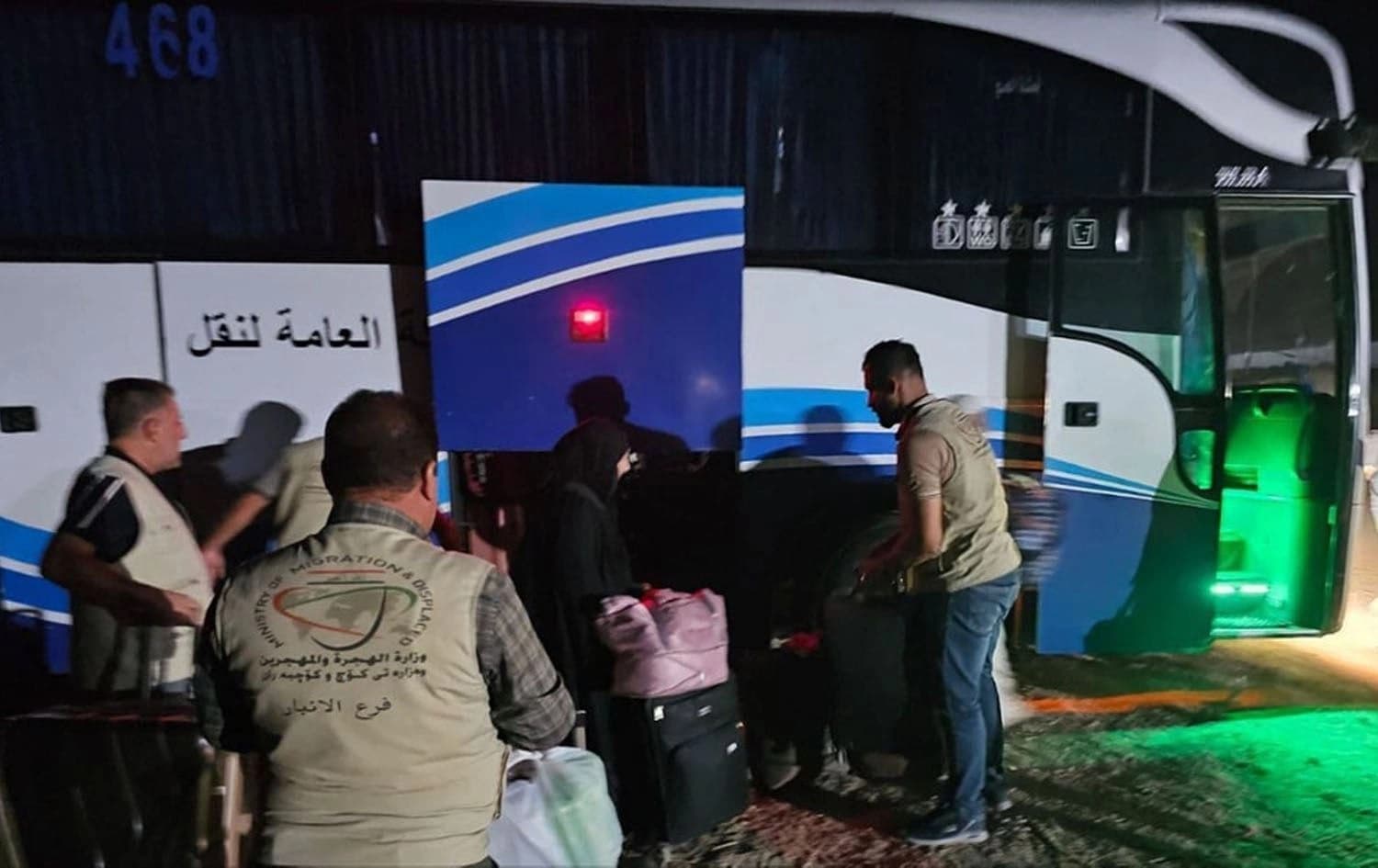 Iraqi migration ministry employees assisting the Lebanese refugees arriving in Iraq at the al-Qaim border crossing on October 2, 2024. Photo: Iraqi migration ministry