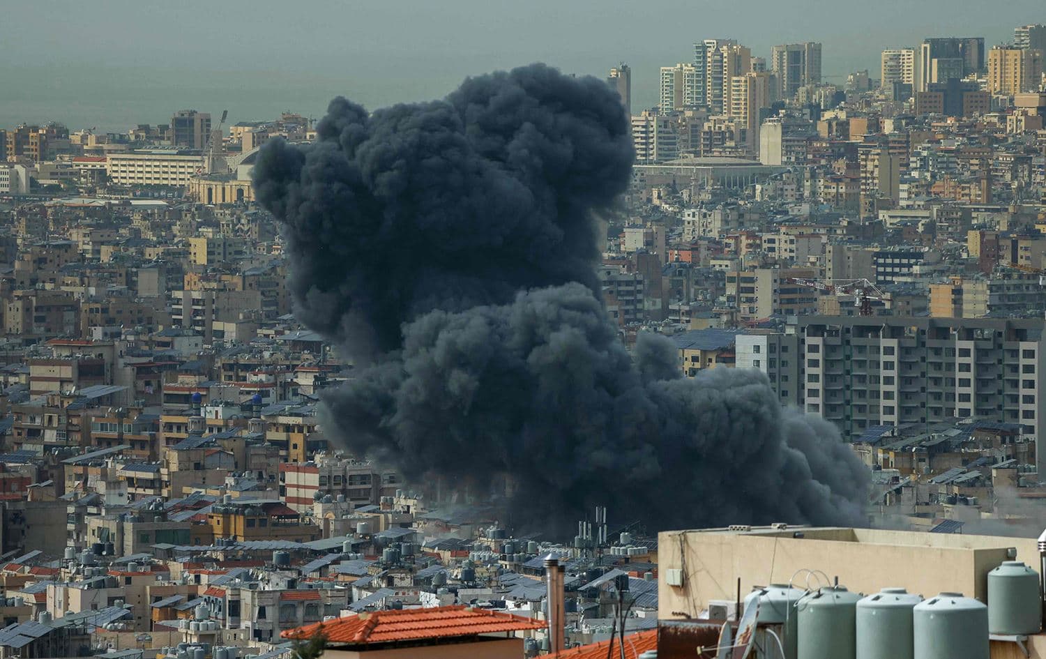 تصاعد الدخان من الضاحية الجنوبية عقب الغارة الإسرائيلية-AFP