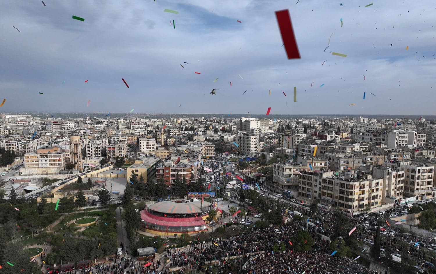 İdlib'in Suriye rejimin kurtuluşunu kutlayan muhalifler Foto: AFP