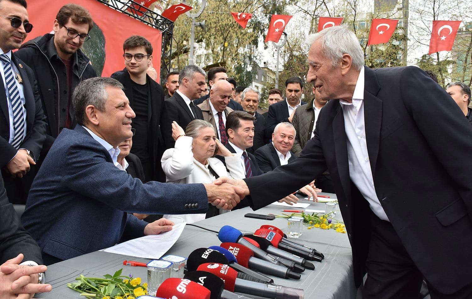 Özgür Özel’in katılımı ile İmamoğlu’nun serbest bırakılması için imza kampanyası başlatıldı. / Foto: AA