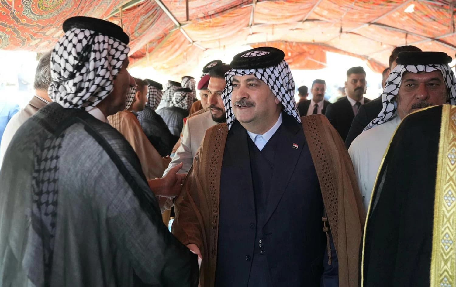 محەممەد شیاع سوودانی، سەرۆکوەزیرانی عێراق بە جلی کولتووریی عەرەبیی ناوچەکەی سەردانی پارێزگای میسانی کرد و جەژنە پیرۆزەی لە خەڵکی ناوچەکە کرد.