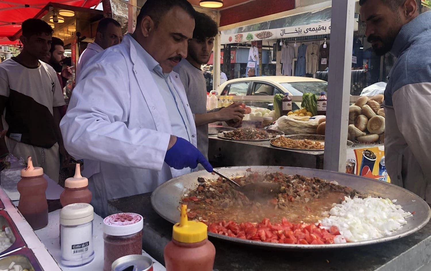 A Sulaimani inspection team member visiting restaurants and food stalls during Eid al-Fitr on March 31, 2025. Photo: Sulaimani Center District/Facebook