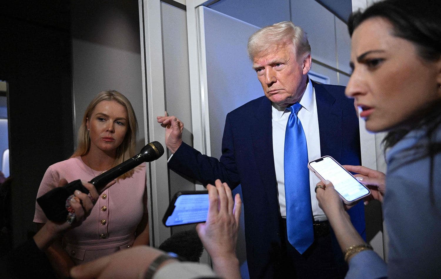 ABD Başkanı Donald Trump Air Force One uçağında gazetecilere açıklamada bulundu. / AFP