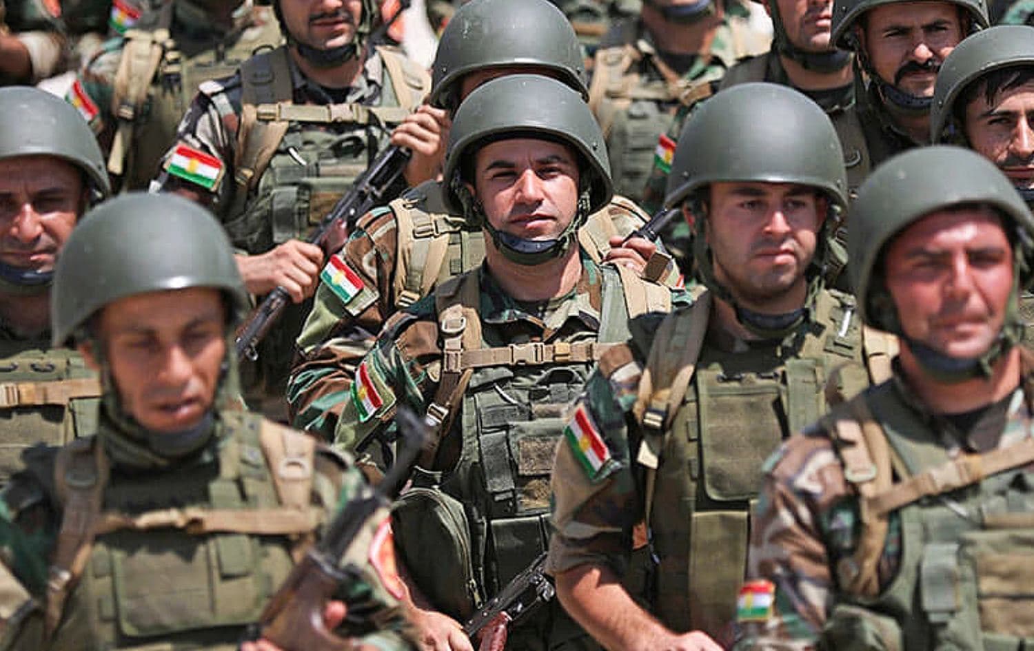 ژمارەیەک پێشمەرگە لەکاتی مەشقدا