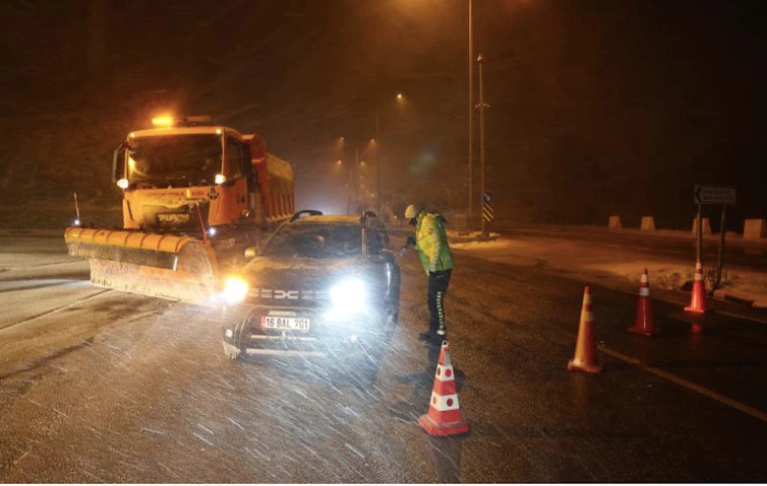 Nisanda yağan kar nedeniyle yollar kapandı / Fotoğraf: AA 