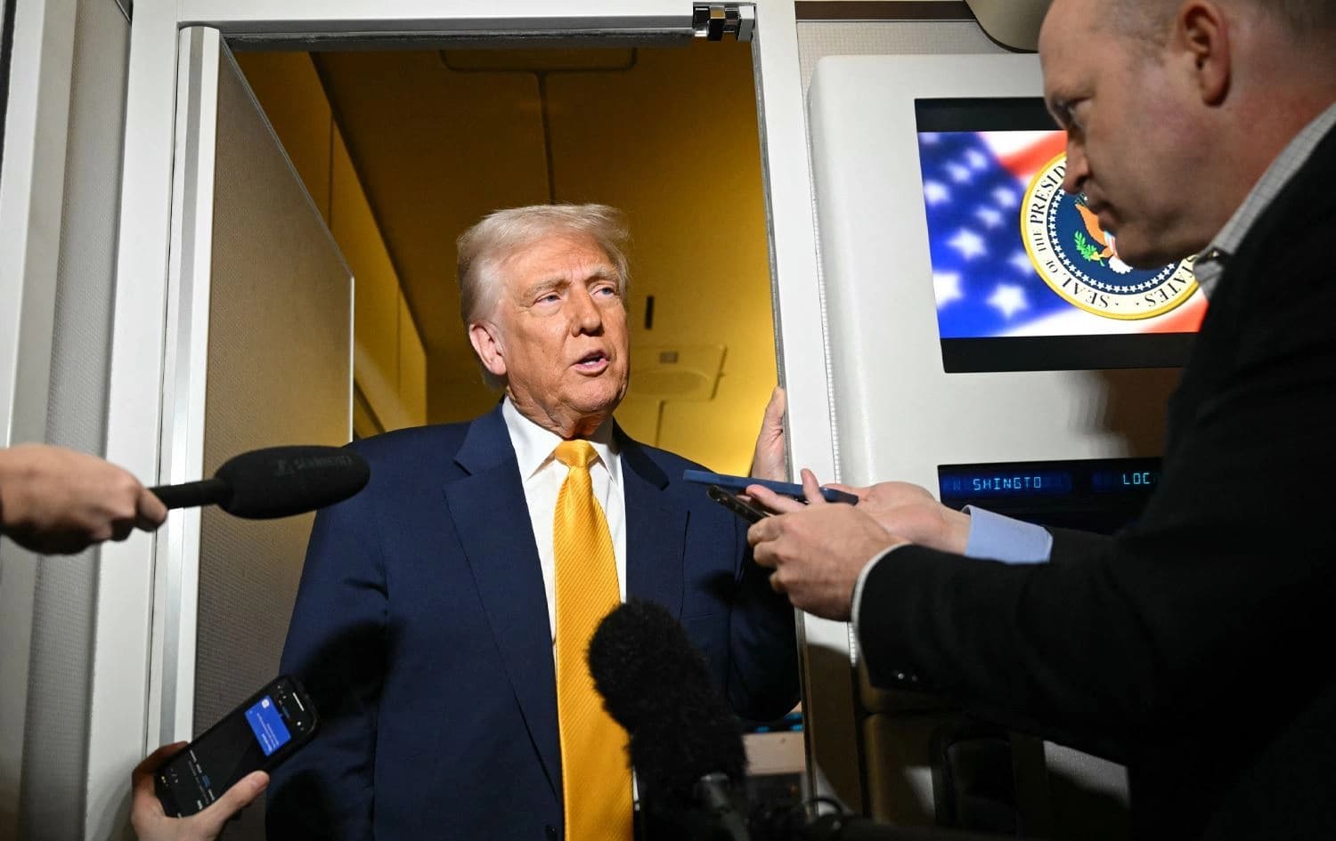 ABD Başkanı Donald Trump uçakta gazetecilerin sorularını yanıtladı / Foto: AFP